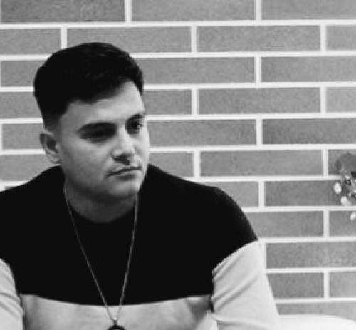 رامین کرمی و ناو ای دنیای غریبه که عاشقی بی معنیه